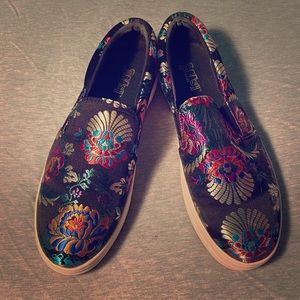 Embroidered platform sneakers women’s size 10